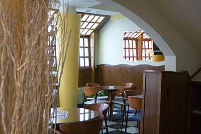 Detalle del arco en cafetería - Detalle del arco en cafetería -
